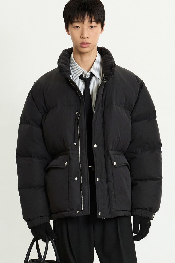 유러피안-구스 오피스 다운 점퍼 (블랙) TNJU5F203BK는 남성용 겨울 점퍼입니다. 미니멀하고 클래식한 스타일로, 출근룩과 데이트룩에 모두 잘 어울립니다. 두꺼운 두께감과 부드러운 촉감의 구스다운 소재로 제작되어 뛰어난 보온성을 제공합니다. 무지 디자인에 오버핏 크롭 기장으로 시크한 매력을 더하며, 집업 및 스냅 여밈 방식과 포켓 디테일이 특징입니다.
