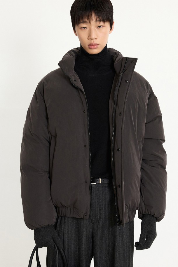 빈티지 브라운 컬러의 유럽 구스다운 푸퍼입니다. 오버핏으로 제작되어 편안한 착용감을 선사하며, 크롭 기장과 하이넥 디자인이 특징입니다. 캐주얼, 미니멀, 클래식 스타일을 모두 아우르는 디자인으로 여행룩에도 잘 어울립니다. 두꺼운 두께감과 부드러운 촉감의 구스다운 소재로 겨울철 따뜻하게 입을 수 있으며, 집업 여밈 방식으로 간편하게 착용 가능합니다. 무지 디자인으로 어떤 옷에도 매치하기 쉬운 데일리 아우터입니다.
