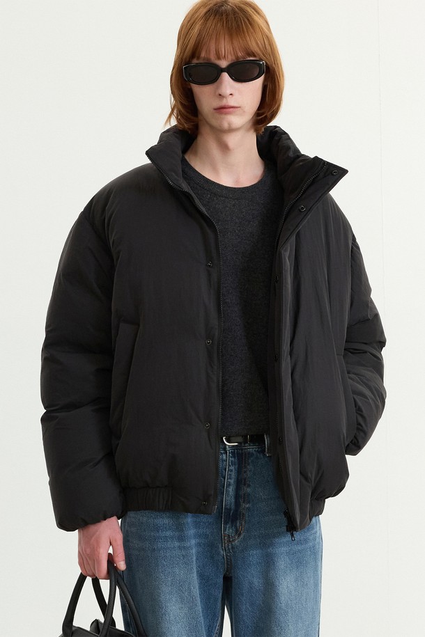 유러피안-구스 다운 푸퍼 (블랙) TNJU5F201BK는 겨울철 보온성을 책임지는 숏패딩입니다. 베이직하고 캐주얼한 스타일로, 일상과 출근룩, 여행룩에 모두 활용하기 좋습니다. 오버핏 디자인에 하이넥으로 제작되어 더욱 따뜻하게 착용할 수 있으며, 부드러운 촉감의 구스다운 충전재가 풍성한 볼륨감을 선사합니다. 집업 방식으로 간편하게 입고 벗을 수 있으며, 긴 소매 기장으로 안정적인 착용감을 제공합니다. 무지 디자인으로 어떤 스타일에도 쉽게 매치할 수 있는 실용적인 아이템입니다.
