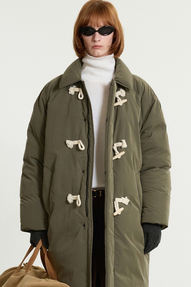 유러피안-구스 더플 롱 다운 점퍼 (카키) TNJU5F207K2는 여성용 다운 점퍼입니다. 캐주얼, 미니멀, 클래식 스타일을 아우르며, 일상과 여행, 캠핑룩에 모두 활용하기 좋습니다. 롱 기장의 오버핏 디자인으로, 구스다운 충전재와 두꺼운 두께감으로 뛰어난 보온성을 제공합니다. 부드러운 촉감과 토글 여밈 방식, 퍼 장식이 더해져 따뜻하고 포근한 겨울 스타일을 연출합니다. 무지 패턴의 카키 컬러로 다양한 룩에 매치하기 용이합니다.
