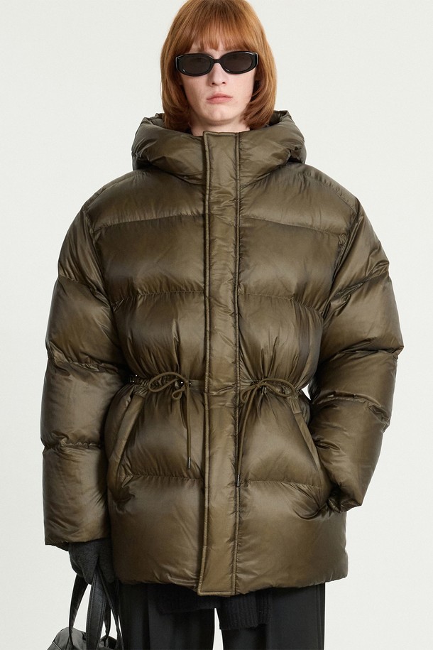 City Climber (시티 클라이머) 유러피안 구스다운 파카 (Olive Khaki, TNJU5F202K2)는 겨울철 캐주얼 스타일을 위한 여성용 숏패딩입니다. 부드러운 촉감의 오버핏 디자인으로, 가볍고 따뜻한 구스다운 충전재를 사용하여 보온성을 높였습니다. 숏 기장의 크롭 스타일과 집업 여밈 방식으로 편안하게 착용 가능하며, 후드 디자인으로 더욱 포근한 느낌을 줍니다. 올리브 카키 색상의 무지 디자인은 어떤 옷에도 잘 어울려 겨울철 데일리룩을 완성해줍니다.
