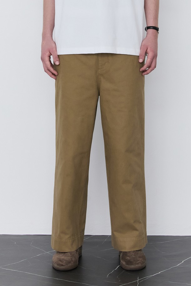 베이지 코튼 와이드 워싱 팬츠 (JNPA5C113I2)는 봄, 여름, 가을에 착용하기 좋은 공용 와이드 팬츠입니다. 얇은 두께감의 면 소재로 제작되어 편안한 착용감을 선사하며, 루즈핏으로 활동성을 높였습니다. 베이직하고 캐주얼한 스타일로, 여행룩이나 산책룩에 활용하기 좋습니다. 워싱 디테일이 더해져 자연스러운 멋을 더하며, 미니멀, 캐주얼, 클래식 스타일을 즐겨 입는 분들에게 추천합니다. 무지 디자인으로 다양한 상의와 매치하기 용이합니다.
