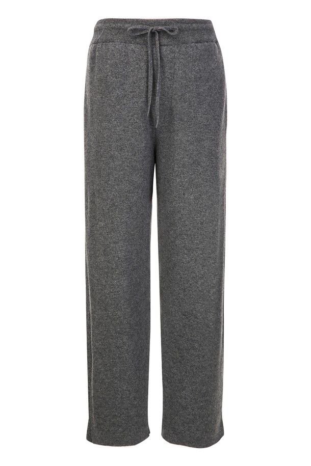 다크그레이 컬러의 울 펠트 소재 여성 니트 팬츠입니다. 가을, 겨울 시즌에 어울리는 두꺼운 두께감과 부드러운 촉감이 특징이며, 베이직한 디자인으로 다양한 스타일 연출이 용이합니다. 레귤러핏으로 편안하게 착용 가능하며, 허리 밴딩 처리로 활동성을 높였습니다. 출근룩, 클래식, 미니멀, 캐주얼 스타일 모두 소화 가능한 아이템입니다. 드라이클리닝 전용으로 관리해야 합니다.
