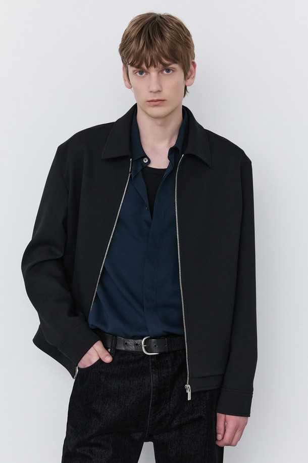 [THE TWILL] [G.B.Conte] 트윌 카라넥 블루종 (JNJU5C001BK)은 남성용 아우터로, 봄, 가을 시즌에 착용하기 좋은 클래식하고 베이직한 스타일의 블루종입니다. 블랙 컬러의 무지 디자인에 레귤러 핏으로 제작되었으며, 두꺼운 두께감으로 안정감 있는 착용감을 선사합니다. 폴리에스터, 모, 폴리우레탄 혼방 소재로 제작되어 튼튼하며, 긴 소매와 카라넥 디자인이 특징입니다. 안감이 있어 보온성을 더하며, 출근룩, 비즈니스 캐주얼, 모임룩 등 다양한 TPO에 활용 가능합니다.
