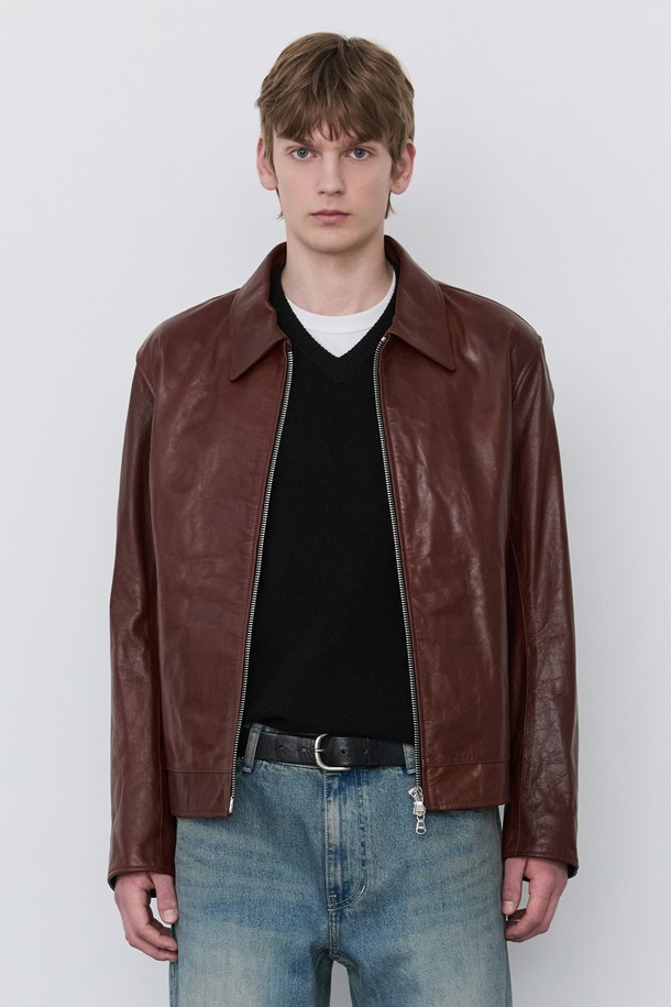 테라코타 풀업 램 스킨 카라 집업 블루종 (JNJU5C508W3)은 고급스러운 다크브라운 컬러의 남성용 블루종입니다. 부드러운 촉감의 양가죽 소재와 보온성을 더하는 안감 폴리에스터, 두꺼운 두께감으로 가을과 겨울에 따뜻하게 착용할 수 있습니다. 캐주얼, 클래식 스타일을 모두 아우르며 데이트룩, 출근룩, 모임룩 등 다양한 TPO에 활용 가능합니다. 레귤러핏 크롭 기장에 집업 여밈 방식과 카라 디테일로 세련된 디자인을 완성했습니다. 미니멀한 무드를 연출하며, 소매는 긴 소매로 제작되었습니다.
