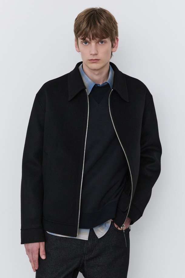 블랙 컬러의 남성용 핸드메이드 카라 블루종입니다. 가을, 겨울 시즌에 어울리는 두꺼운 두께감의 모, 캐시미어, 폴리에스터 혼방 소재로 제작되어 부드러운 촉감을 선사합니다. 레귤러 핏으로 제작되었으며, 클래식하고 베이직한 디자인에 집업 여밈 방식을 적용했습니다. 출근룩, 비즈니스 캐주얼, 모임룩 등 다양한 TPO에 활용 가능하며, 미니멀하고 시크한 스타일을 연출하기 좋습니다. 무지 패턴에 카라 디테일을 더해 세련된 분위기를 강조한 제품입니다.
