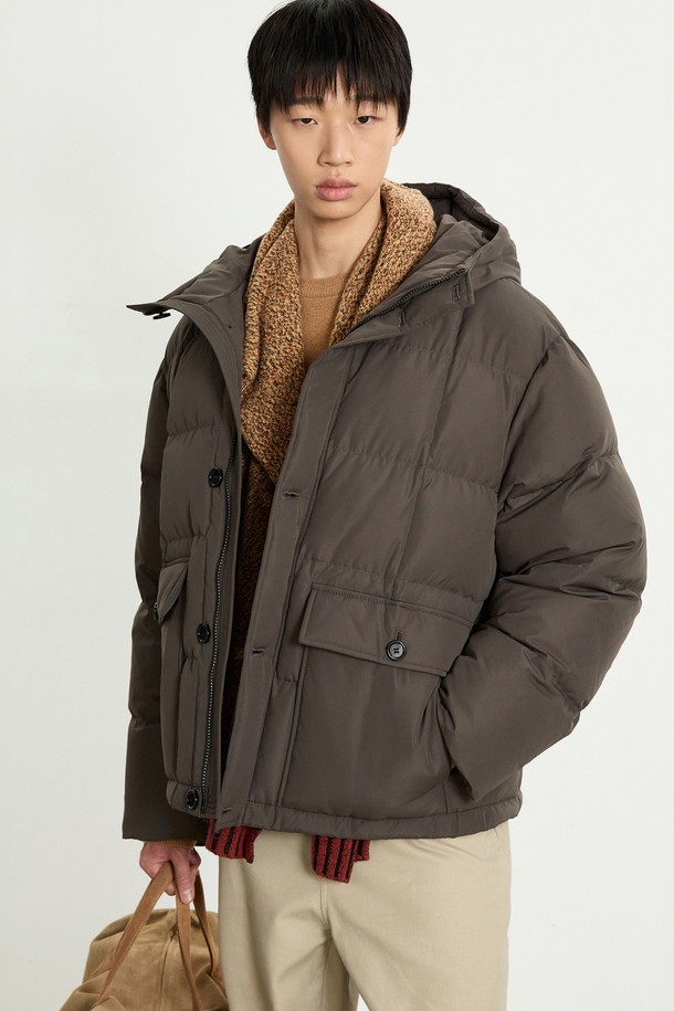 Karakoram (카라코람) 숏 구스다운 점퍼 (Khaki) TNJU5F208K2는 겨울철 캐주얼 및 스포티 스타일을 연출하기에 적합한 남성용 아우터입니다. 오버핏으로 제작되어 편안한 착용감을 제공하며, 부드러운 촉감의 구스다운 충전재와 두꺼운 두께감으로 뛰어난 보온성을 자랑합니다. 숏패딩 스타일의 집업 디자인에 후드, 양털 카라, 포켓 디테일이 더해져 캠핑룩과 같은 다양한 TPO에 활용할 수 있습니다. 무지 패턴의 카키 컬러로 어떤 스타일에도 쉽게 매치할 수 있으며, 겨울철 데일리룩으로 활용하기 좋습니다. 긴 소매 기장으로 따뜻함을 더하며, 캐주얼하고 미니멀한 스타일을 선호하는 남성에게 추천합니다.
