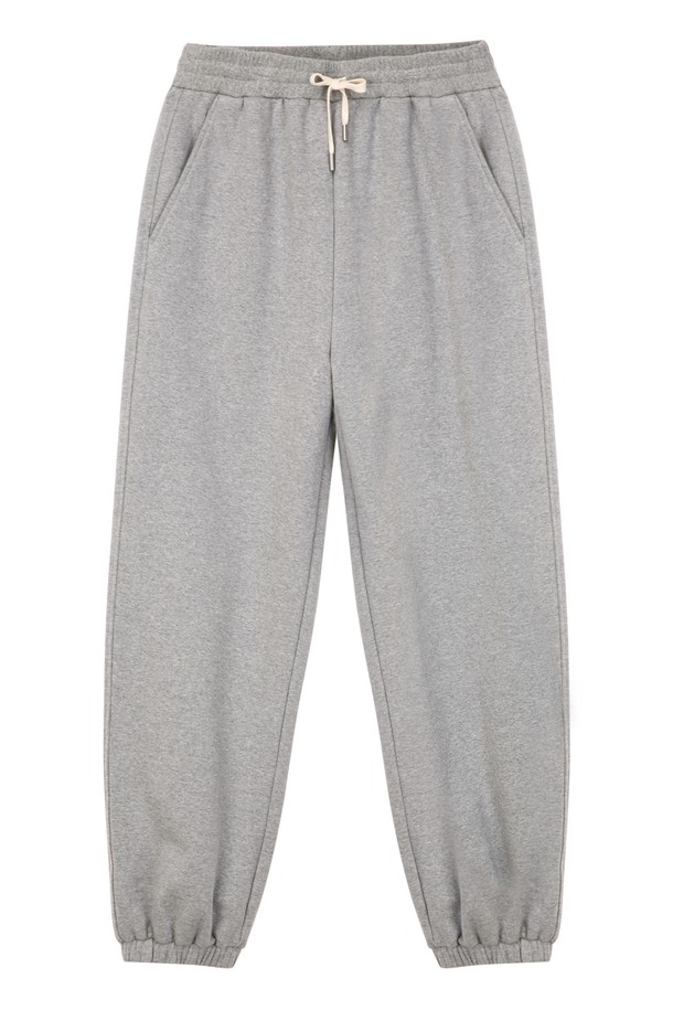 [NEWYORK SWEAT] 그레이 UrbanShell 와이드 조거 팬츠 (JNPA5C802G2)는 편안함과 스타일을 모두 갖춘 남성용 조거 팬츠입니다. 부드러운 촉감의 면, 나일론, 폴리우레탄 혼방 소재로 제작되어 봄, 가을에 적합합니다. 루즈핏으로 제작되어 활동성이 뛰어나며, 와이드 핏과 조거 핏의 세련된 디자인을 동시에 즐길 수 있습니다. 허리 밴딩과 드로우스트링으로 편안한 착용감을 제공하며, 시보리 디테일과 포켓으로 실용성을 더했습니다. 무지 패턴의 그레이 컬러로 다양한 캐주얼, 스포티, 미니멀 스타일 연출에 활용하기 좋습니다.
