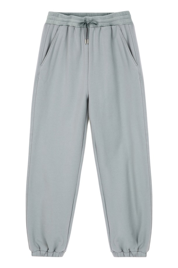 [NEWYORK SWEAT] 라이트그레이 UrbanShell 와이드 조거 팬츠 (JNPA5C802E1)는 캐주얼, 스포티, 미니멀 스타일을 소화하는 공용 조거 팬츠입니다. 봄, 가을에 적합하며, 얇고 부드러운 촉감의 면, 나일론, 폴리우레탄 혼방 소재로 제작되었습니다. 은은한 라이트 그레이 컬러에 루즈핏 와이드 조거 스타일로, 편안한 착용감을 선사합니다. 허리 밴딩과 시보리 디테일, 포켓으로 실용성을 더했으며, 산책룩과 집콕룩에 활용하기 좋습니다.
