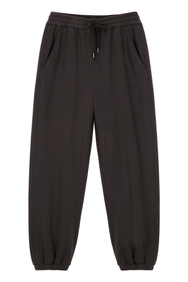 [NEWYORK SWEAT] 차콜그레이 UrbanShell 와이드 조거 팬츠 (JNPA5C802CG)는 면, 나일론, 폴리우레탄 혼방 소재로 제작되어 부드러운 촉감과 편안한 착용감을 제공합니다. 남성용이며, 일상복으로 활용하기 좋은 캐주얼, 스포티 스타일의 와이드 조거핏 팬츠입니다. 봄, 가을에 적합하며, 무지 디자인에 밴딩 허리와 시보리 디테일, 포켓으로 실용성을 더했습니다. 루즈핏으로 활동성을 높였으며, 차콜그레이 컬러로 다양한 상의와 손쉽게 매치할 수 있습니다.
