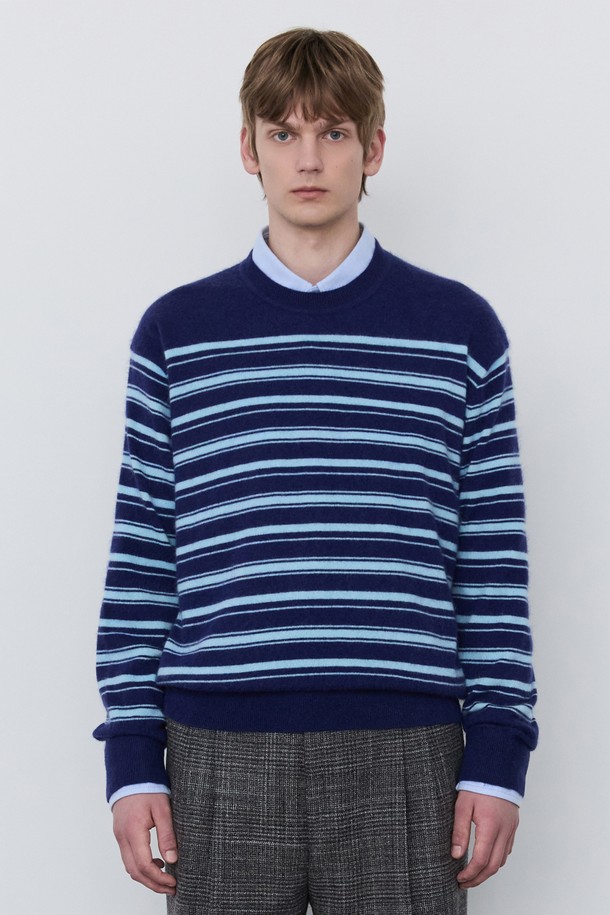 다크 네이비 컬러의 남성용 모헤어 라운드 스트라이프 니트(JNSW5D217N3)입니다. 가을과 겨울에 착용하기 좋은 두꺼운 두께감의 긴소매 니트로, 부드러운 촉감이 특징입니다. 폴리에스터, 면, 레이온, 폴리우레탄, 모헤어 혼방 소재로 제작되었으며, 라운드 넥과 레귤러 핏 디자인을 갖췄습니다. 베이직하고 캐주얼한 스타일로, 출근룩이나 모임룩에도 적합합니다. 드라이클리닝 전용이며, 보푸라기 발생 가능성이 있으므로 관리에 유의해야 합니다.
