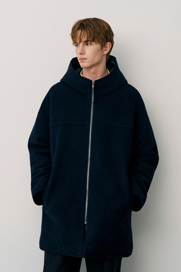 다크네이비 컬러의 남성용 져지 구스다운 후드 코트(JNCO5D210N3)입니다. 캐주얼, 미니멀, 클래식 스타일을 아우르는 디자인으로, 겨울철 출근룩과 여행룩에 모두 잘 어울립니다. 두꺼운 두께감과 부드러운 촉감이 특징이며, 오버핏으로 편안한 착용감을 선사합니다. 집업 스타일의 후드 코트로, 모, 면, 나일론, 폴리에스터를 혼방한 겉감과 나일론 안감, 구스다운 충전재를 사용하여 보온성을 높였습니다. 무지 패턴의 다크네이비 컬러는 어떤 옷에도 쉽게 매치할 수 있어 활용도가 높습니다.

