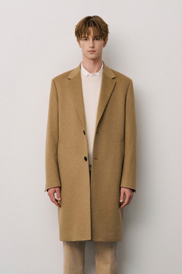 베이지 컬러의 남성용 캐시미어 100% 비즈니스 코트 (JNCO5D203I2)입니다. 가을과 겨울, 비즈니스 및 일상에서 활용하기 좋은 아이템입니다. 부드러운 촉감의 두꺼운 캐시미어 소재로 제작되었으며, 클래식하고 미니멀한 스타일을 연출합니다. 레귤러핏 싱글버튼 디자인으로, 오피스룩, 출근룩, 비즈니스 캐주얼에 잘 어울립니다. 드라이클리닝 전용이며, 실용적인 주머니가 있습니다.
