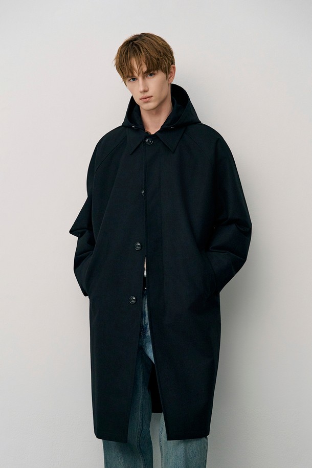 다크 네이비 컬러의 남성용 후드 오버핏 발마칸 코트 (JNCO5D206N3)입니다. 가을, 겨울 시즌에 어울리는 두꺼운 두께감과 부드러운 촉감이 특징이며, 베이직하고 클래식한 스타일을 연출합니다. 모, 캐시미어, 폴리에스테르, 폴리우레탄, 면 등 다양한 소재를 혼방하여 제작되었으며, 롱 기장에 싱글 버튼 여밈 방식으로 디자인되었습니다. 안감이 있어 보온성을 높였으며, 출근룩, 비즈니스 캐주얼, 모임룩 등 다양한 TPO에 활용 가능합니다. 클래식과 미니멀 스타일을 선호하는 남성분들께 추천합니다.
