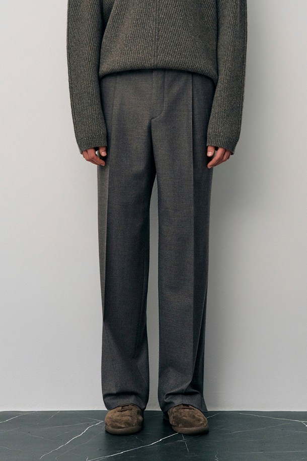 세피아 색상의 울, 캐시미어 혼방 세미와이드 슬릿 슬랙스입니다. 부드러운 촉감의 두꺼운 소재로 가을, 겨울 시즌에 적합하며, 안감이 있어 편안하게 착용할 수 있습니다. 클래식하고 미니멀한 디자인으로 오피스룩, 출근룩, 모임룩 등 다양한 TPO에 활용 가능하며 시크한 스타일을 연출합니다. 겉감은 울 92%, 폴리우레탄 4%, 캐시미어 4%로 구성되었으며, 세미와이드 핏에 다리 옆 슬릿 디테일이 특징입니다. 안감은 폴리에스터 100%, 주머니감은 폴리에스터 67%, 면 33%입니다.
