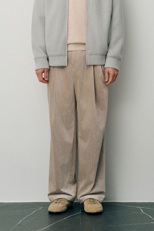 라이트세피아 릴랙스핏 코듀로이 팬츠 (JNPA5D305S1)는 가을과 겨울에 따뜻하게 착용할 수 있는 릴랙스핏 코듀로이 바지입니다. 부드러운 촉감의 폴리에스터, 면, 레이온, 폴리우레탄 혼방의 코듀로이 소재로 제작되어 편안한 착용감을 제공합니다. 캐주얼, 미니멀 스타일을 즐겨 입는 분들에게 적합하며, 출근룩으로도 활용 가능합니다. 무지 디자인에 두꺼운 두께감으로 포근함을 더하였으며, 드라이클리닝 전용 제품입니다.
