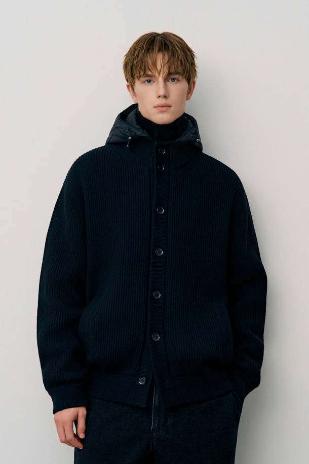 블랙 컬러의 남성용 하프 터틀넥 버튼 가디건입니다. 가을, 겨울 시즌에 어울리는 두꺼운 두께감과 부드러운 촉감이 특징이며, 일상과 출근룩에 모두 활용 가능합니다. 후드 탈착이 가능하여 다양한 스타일을 연출할 수 있으며, 충전재와 포켓이 있어 보온성과 실용성을 높였습니다. 레귤러핏으로 제작되었으며, 베이직하고 캐주얼한 스타일을 선호하는 남성분들에게 적합합니다. 모, 면, 나일론, 폴리에스터 혼방 소재로 제작되었습니다.
