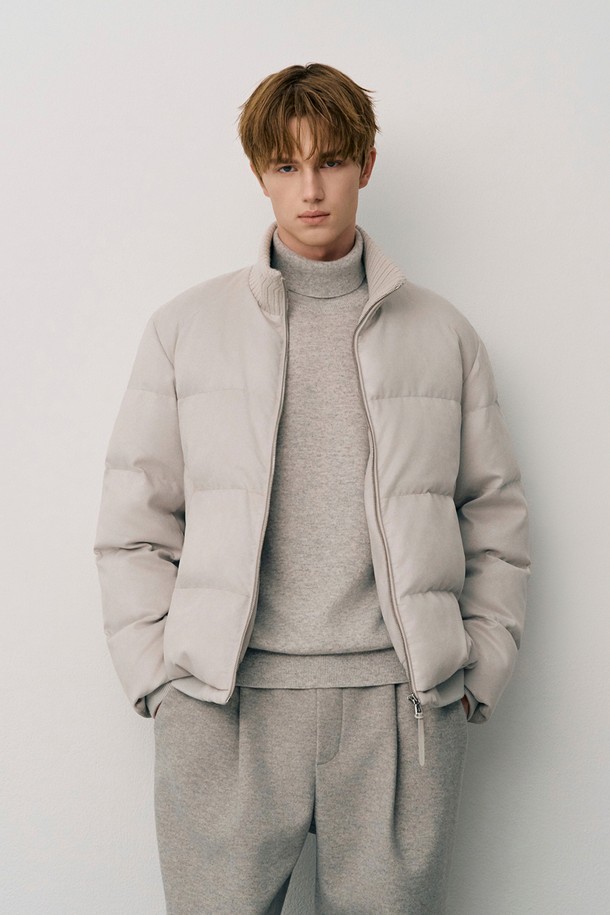 라이트그레이 인조스웨이드 다운 점퍼 (JNJU5D316G1)는 겨울철 출근룩을 위한 남성용 다운 점퍼입니다. 미니멀하고 베이직한 스타일의 무지 디자인으로, 부드러운 촉감의 폴리에스터, 나일론, 스웨이드 혼방 소재로 제작되었습니다. 두꺼운 두께감과 긴 소매 기장으로 보온성을 높였으며, 솜털 90%와 깃털 10%의 충전재를 사용하여 가볍고 따뜻합니다. 레귤러핏으로 제작되었으며 집업 여밈 방식과 시보리 디테일이 특징입니다. 안감은 나일론으로 마감되었습니다.
