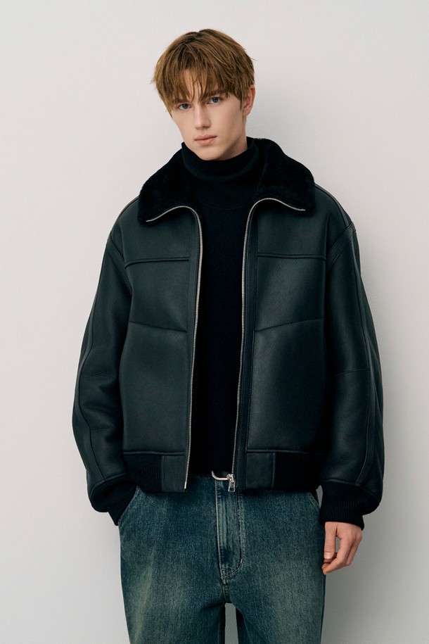 블랙 베이직 카라 무스탕 점퍼 (JNJU5D501BK)는 가을과 겨울에 따뜻하게 착용할 수 있는 두꺼운 두께의 아우터입니다. 집업 스타일로 간편하게 여밀 수 있으며, 레귤러 핏으로 편안한 착용감을 제공합니다. 카라 디자인과 시보리 디테일이 돋보이며, 베이직한 디자인으로 출근룩, 모임룩 등 다양한 TPO에 활용 가능합니다. 천연 모피, 천연 가죽, 폴리에스터, 아크릴, 모 등 다양한 소재가 혼방되어 보온성을 높였습니다. 클래식, 미니멀, 캐주얼 스타일을 즐기는 분들께 추천하는 아이템입니다.
