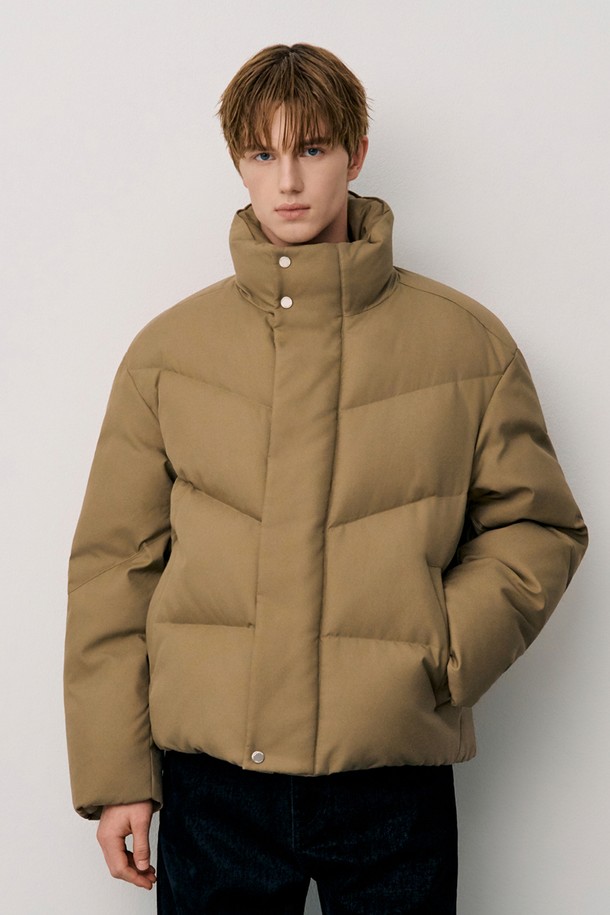 베이직하고 미니멀한 스타일의 여성용 베이지 숏 다운 점퍼입니다. 겉감은 부드러운 폴리에스테르 소재로 제작되었으며, 솜털 90%, 깃털 10%의 충전재를 사용하여 따뜻함을 더했습니다. 숏패딩 기장과 오버핏으로 편안한 착용감을 선사하며, 지퍼형 여밈 방식과 하이넥 디자인으로 보온성을 높였습니다. 긴 소매 기장과 무지 패턴으로 어떤 코디에도 잘 어울리는 데일리 아이템입니다. 겨울철, 캐주얼하고 클래식한 스타일을 연출해보세요.
