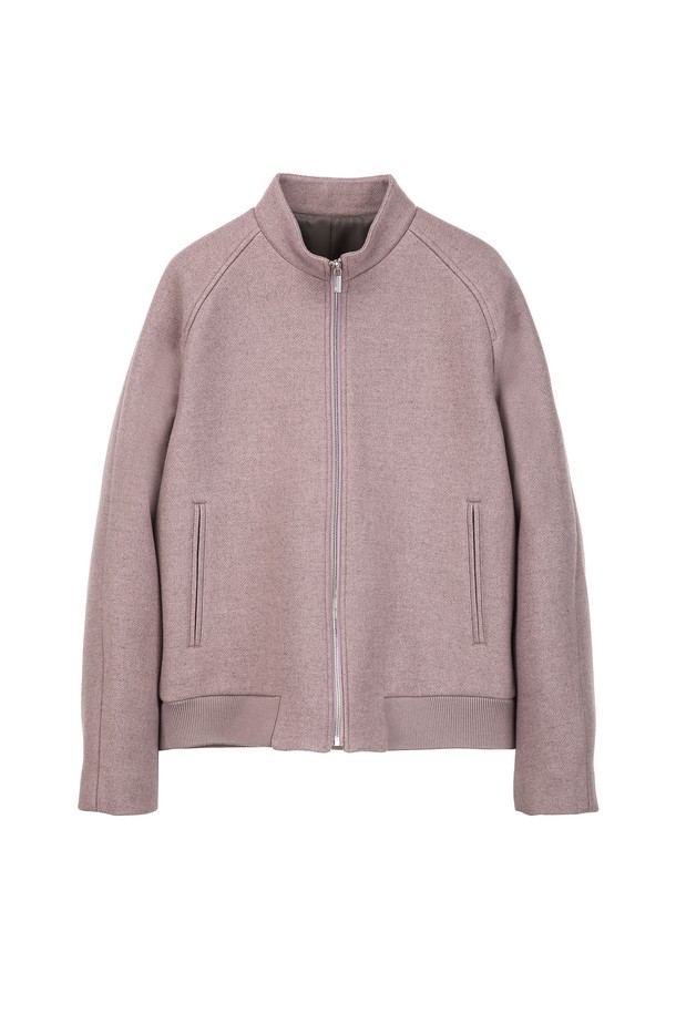 페일 핑크 컬러의 여성용 크롬 트윌 밴드넥 블루종입니다. 캐주얼, 미니멀, 클래식 스타일을 아우르며, 봄, 가을에 어울리는 두꺼운 두께감의 긴 소매 블루종입니다. 부드러운 촉감의 모, 나일론, 캐시미어, 폴리에스터, 아크릴 혼방 소재로 제작되었으며, 안감은 폴리에스터를 사용했습니다. 레귤러 핏에 집업 여밈 방식이며, 밴드넥 디자인과 트윌 조직이 특징입니다. 일상복으로 활용하기 좋은 아이템입니다.
