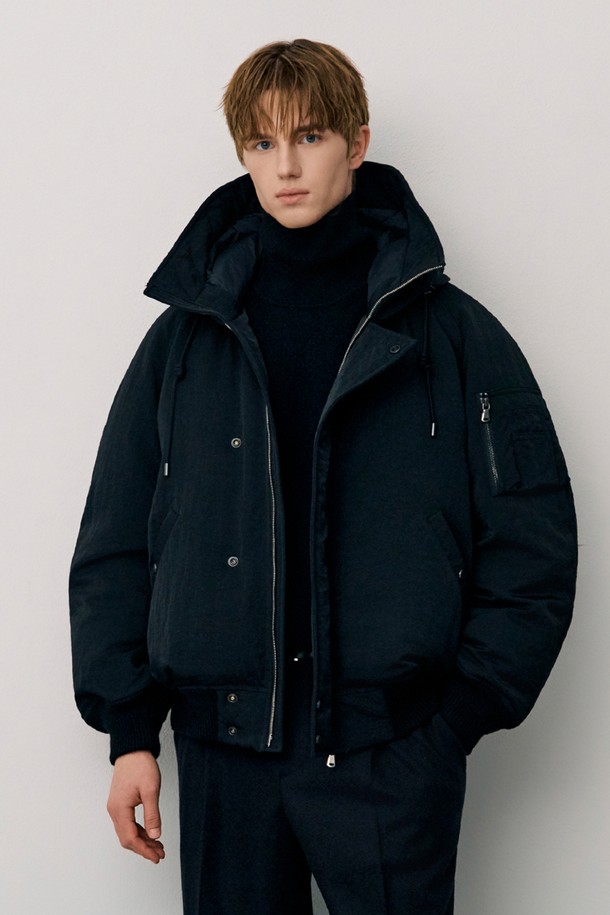 블랙 컬러의 구스다운 N2B 후드 파카 (JNJU5D318BK)는 겨울철 일상과 출근룩에 적합한 남성용 아우터입니다. 캐주얼, 미니멀, 클래식 스타일을 아우르며, 넉넉한 레귤러 핏으로 편안함을 제공합니다. 보온성과 방풍 기능을 갖춘 두꺼운 두께의 무지 디자인으로, 나일론과 구스다운(솜털 90%, 깃털 10%) 충전재를 사용하여 부드러운 촉감을 선사합니다. 집업 방식으로 간편하게 착용 가능하며, 긴 소매와 후드, N2B 코트 타입으로 디자인되어 있습니다.
