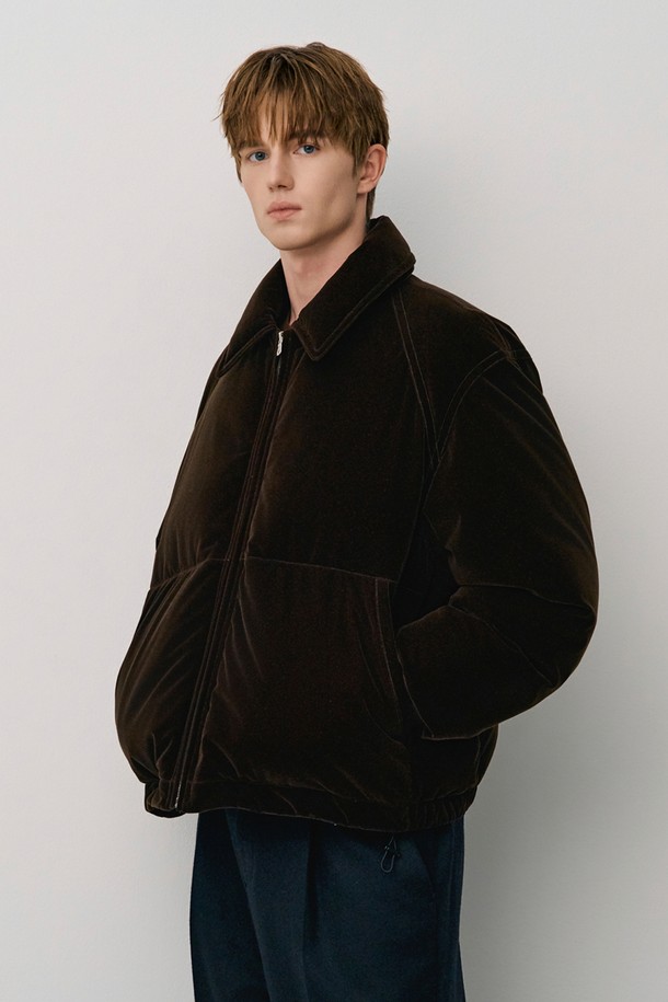부드러운 벨루어 소재가 돋보이는 남성용 구스다운 점퍼입니다. 다크브라운 컬러의 무지 디자인으로, 캐주얼하면서도 클래식한 스타일을 연출합니다. 겨울철 출근룩과 여행룩에 모두 잘 어울리며, 레귤러 핏으로 편안하게 착용 가능합니다. 충전재는 솜털 90%, 깃털 10%로 구성되어 뛰어난 보온성을 제공합니다. 집업 스타일의 긴 소매 점퍼로, 안감은 나일론 소재를 사용했습니다.
