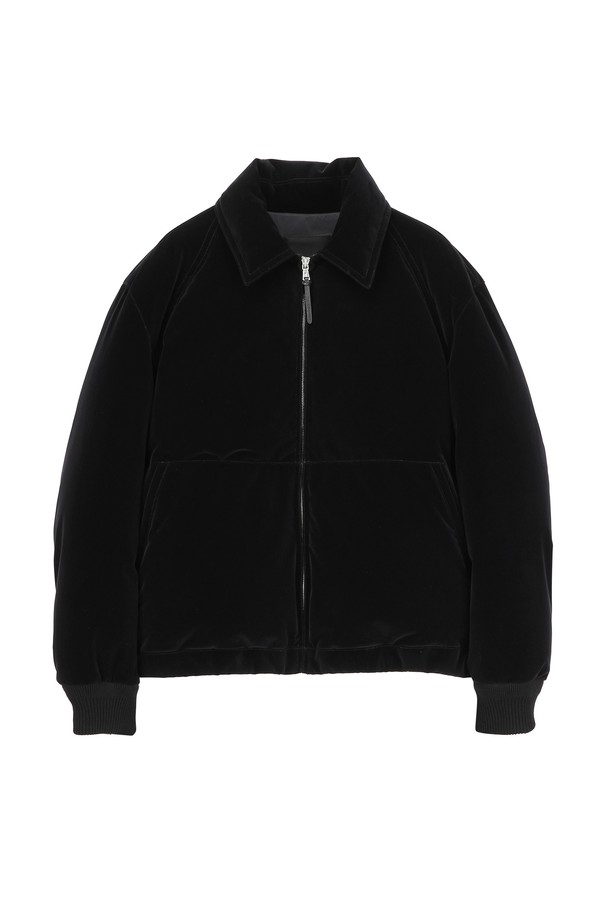 벨루어 구스다운 점퍼 - 블랙 (JNJU5D307BK)는 부드러운 촉감의 벨루어 소재와 보온성을 높여주는 구스다운 충전재(솜털 90%, 깃털 10%)로 제작된 겨울철 필수 아우터입니다. 베이직한 스타일의 무지 디자인으로 미니멀, 클래식, 캐주얼 등 다양한 스타일에 활용하기 좋습니다. 레귤러핏으로 편안하게 착용 가능하며, 긴 소매와 집업 여밈 방식으로 활동성을 더했습니다. 안감은 나일론 소재를 사용하여 착용감을 높였으며, 두꺼운 두께감으로 뛰어난 보온성을 제공합니다. 일상생활에서 폭넓게 활용할 수 있는 실용적인 구스다운 점퍼입니다.
