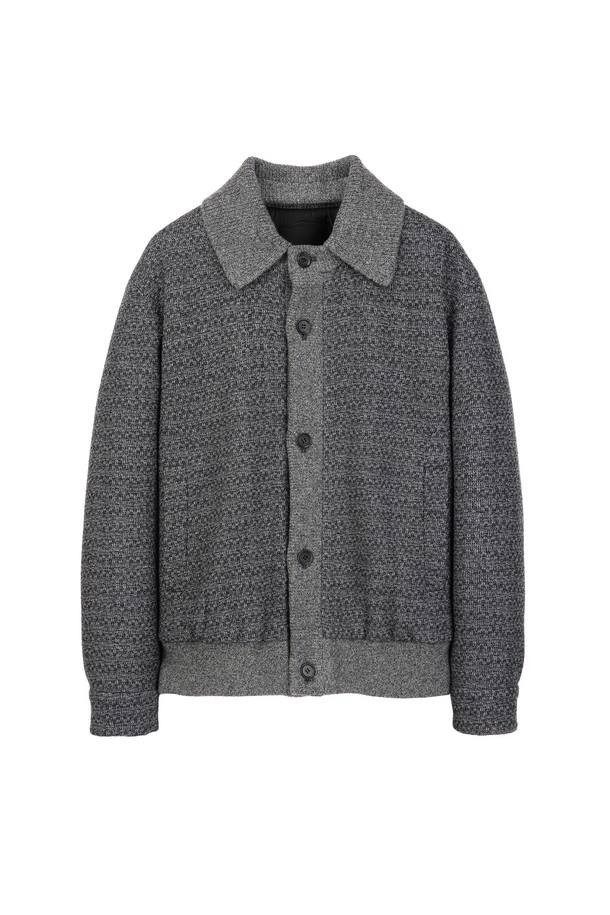 실크블렌드 트위드 패딩 블루종 - 다크그레이는 가을과 겨울, 오피스룩과 모임룩에 모두 잘 어울리는 클래식 스타일의 아우터입니다. 모, 견, 마, 폴리에스터, 레이온, 나일론 등 다양한 소재가 혼방되어 고급스러운 트위드 패턴을 돋보이게 합니다. 레귤러핏과 레귤러 기장으로 편안한 착용감을 선사하며, 버튼 여밈 방식으로 간편하게 스타일링할 수 있습니다. 두꺼운 두께감으로 보온성을 높였으며, 실크블렌드 소재가 주는 부드러운 촉감과 은은한 광택이 특징입니다. 안감은 레이온과 폴리에스터로 마감하여 착용 시 쾌적함을 유지합니다.
