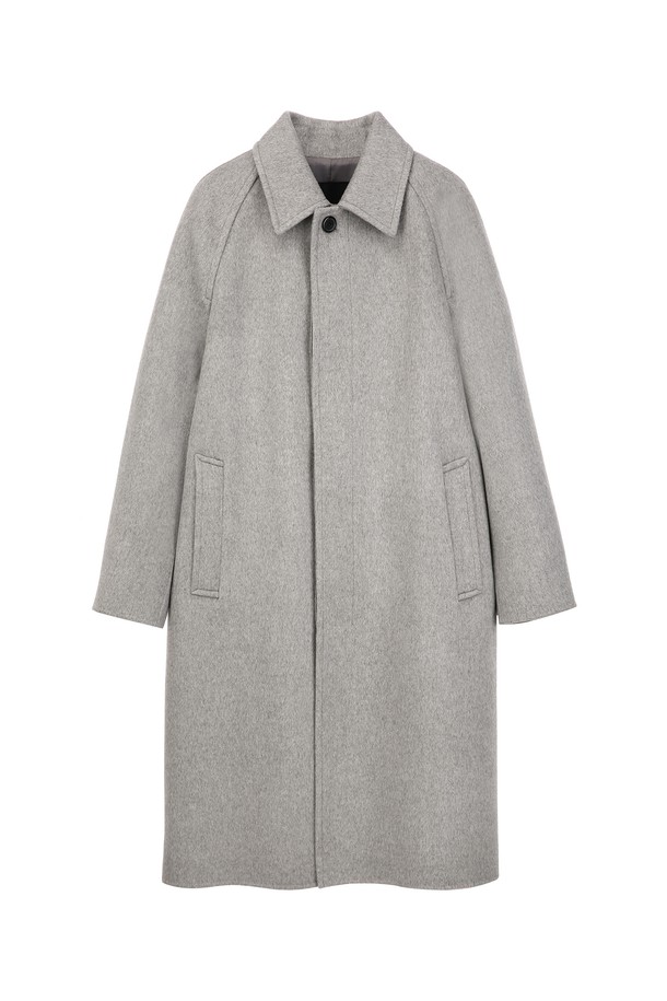 캐시미어 블렌드 핸드메이드 발마칸 코트 - 라이트그레이(JNCO5D202G1)는 부드러운 촉감과 두꺼운 두께감으로 가을, 겨울 시즌에 따뜻하게 착용할 수 있는 여성용 아우터입니다. 양모와 캐시미어 혼방 소재로 제작되어 고급스러운 분위기를 자아내며, 레귤러 핏의 미디엄 기장으로 편안한 착용감을 선사합니다. 클래식, 미니멀 스타일의 무지 디자인에 싱글 버튼 여밈 방식과 긴 소매, 핸드메이드 디테일이 더해져 세련된 실루엣을 완성합니다. 출근룩, 오피스룩, 모임룩 등 다양한 TPO에 활용 가능하며, 안감이 있어 보온성을 높였습니다.
