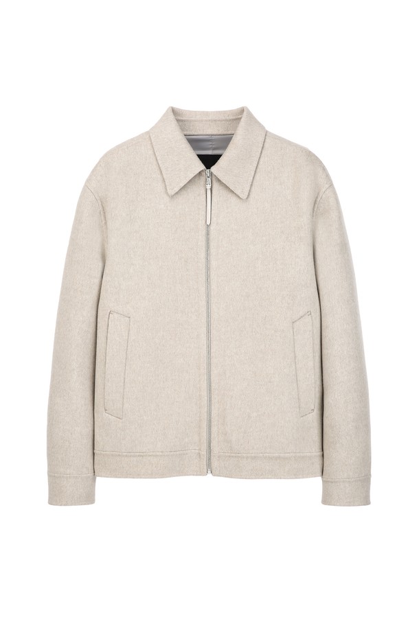 캐시미어 블렌드 핸드메이드 블루종 - 라이트베이지(JNJU5D201I1)는 가을, 겨울 시즌에 어울리는 아우터입니다. 양모, 캐시미어, 폴리에스터 혼방 소재로 제작되어 부드러운 촉감과 두꺼운 두께감을 자랑합니다. 클래식하고 베이직한 디자인에 무지 패턴, 레귤러핏, 긴 소매 기장으로 어떤 스타일에도 잘 어울립니다. 출근룩, 비즈니스 캐주얼, 모임룩 등 다양한 TPO에 활용 가능하며, 미니멀하고 시크한 스타일을 연출하기 좋습니다. 핸드메이드 방식으로 제작되어 고급스러움을 더한 블루종입니다.
