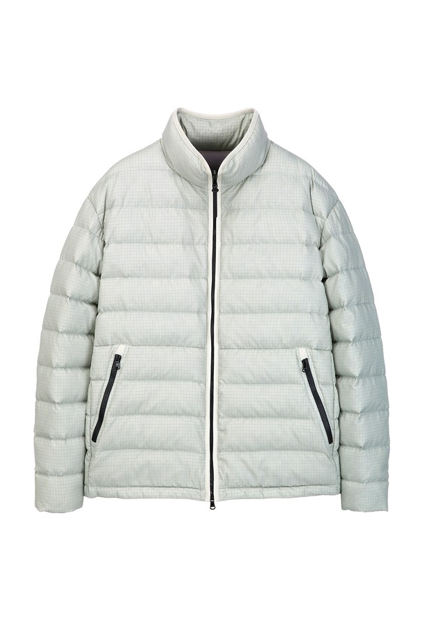 [AIRY DOWN] 경량 립스탑 구스다운 점퍼 - 라이트그린(JNJU5D320E1)은 가볍고 따뜻한 겨울철 필수 아이템입니다. 립스탑 소재를 사용하여 내구성을 높였으며, 솜털 90%, 깃털 10%의 구스다운 충전재로 뛰어난 보온성을 제공합니다. 라이트그린 색상의 캐주얼한 디자인으로 출근룩, 여행룩 등 다양한 TPO에 활용 가능합니다. 레귤러핏으로 편안하게 착용할 수 있으며, 집업 스타일로 간편하게 여밀 수 있습니다. 드라이클리닝 전용 제품으로 관리가 용이합니다.
