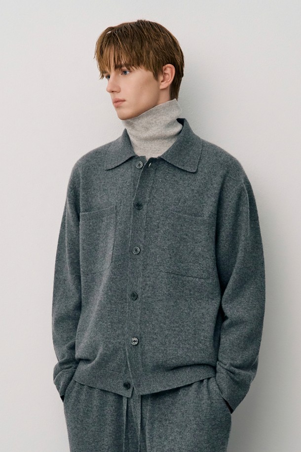 울 펠트 셋업 가디건 - 다크그레이(JNSW5D222G3)는 여성용 가을/겨울 가디건입니다. 부드러운 촉감의 울 93%, 나일론 7% 혼방 소재로 제작되어 베이직하면서도 클래식한 스타일을 연출합니다. 레귤러 핏, 라운드 넥, 긴 소매, 무지 디자인에 두꺼운 두께감으로 따뜻함을 더했습니다. 오피스룩, 출근룩, 모임룩 등 다양한 TPO에 활용 가능하며, 클래식 및 미니멀 스타일을 즐기는 분들께 추천합니다. 드라이클리닝 전용이며, 보푸라기가 발생할 수 있습니다.
