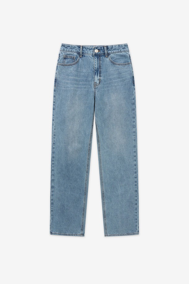 워싱 디테일이 돋보이는 여성용 스트레이트 핏 데님 팬츠입니다. 봄, 가을에 어울리는 워시드 블루 컬러로, 베이직하면서도 캐주얼한 스타일을 연출합니다. 뻣뻣한 촉감의 데님 소재로 제작되었으며, 무지 패턴에 긴 기장으로 어떤 상의와도 매치하기 좋습니다. 일상에서 편안하게 착용하기 좋은 아이템입니다. 미니멀한 스타일을 즐기는 분들께 추천합니다.
