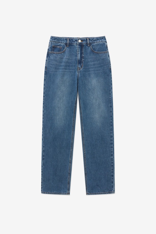 빈티지 블루 컬러의 Straight Fit 데님 팬츠(TNPA5F108B3)입니다. 사계절 내내 활용하기 좋은, 뻣뻣한 촉감의 중간 두께 데님 소재로 제작되었습니다. 베이직하고 캐주얼한 스타일로, 레귤러 핏의 긴 기장 스트레이트 핏 바지입니다. 데이트룩, 여행룩 등 다양한 TPO에 활용 가능하며 캐주얼, 미니멀 스타일을 즐기는 분들께 추천합니다. 자연스러운 빈티지 워싱 디테일이 돋보이는 데님 팬츠입니다.
