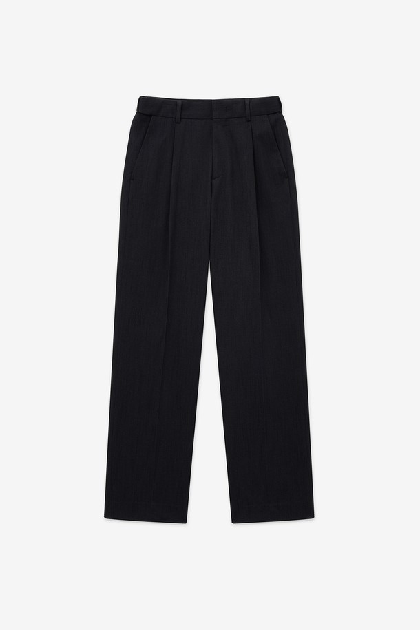 블랙과 인디고 컬러로 선보이는 데님 스타일 스트레이트 핏 팬츠입니다. 사계절 내내 활용 가능한 여성용 긴바지로, 베이직하고 캐주얼한 스타일을 연출합니다. 데님 소재로 제작되어 편안한 착용감을 선사하며, 무지 디자인으로 다양한 상의와 쉽게 매치할 수 있습니다. 출근룩, 캐주얼, 미니멀, 클래식 등 폭넓은 TPO와 스타일에 어울리는 아이템입니다. 스트레이트 핏으로 다리가 길어 보이는 효과를 줍니다.
