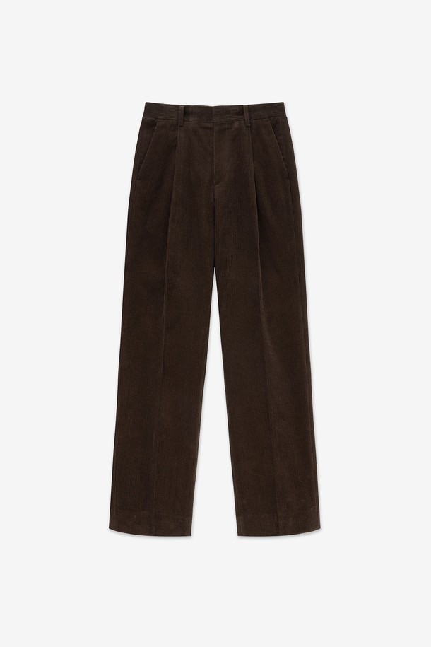 Corduroy Semi Wide Pants (Brown) TNPA5F107W2는 부드러운 코듀로이 소재로 제작되어 가을, 겨울 시즌에 따뜻하게 착용하기 좋은 남성용 바지입니다. 브라운 컬러의 무지 디자인으로 베이직하고 캐주얼한 스타일을 연출하며, 세미 와이드 핏으로 편안하면서도 트렌디한 실루엣을 선사합니다. 두께감 있는 코듀로이 소재 특유의 뻣뻣한 촉감이 특징이며, 일상에서 폭넓게 활용할 수 있습니다. 캐주얼, 클래식, 미니멀 스타일을 즐겨 입는 남성분들께 추천합니다.
