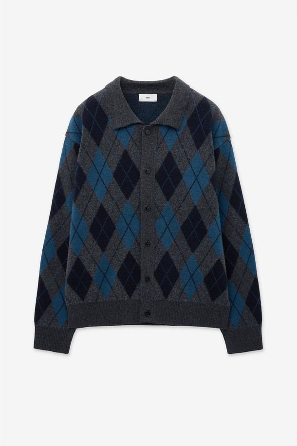 다크 그레이 컬러의 울 블렌드 아가일 폴로 카디건 TNSW5F104G2는 여성스러운 스타일을 완성하는 니트/스웨터입니다. 가을과 겨울에 어울리는 두꺼운 두께감과 부드러운 촉감의 울 및 울 혼방 소재로 제작되어 따뜻하고 편안한 착용감을 선사합니다. 레귤러핏과 V넥 디자인, 긴 소매 기장으로 클래식하면서도 베이직한 무드를 연출하며, 버튼 여밈 방식으로 편안하게 착용할 수 있습니다. 오피스룩, 모임룩, 데이트룩 등 다양한 TPO에 활용 가능하며, 클래식, 미니멀, 캐주얼 스타일을 즐기는 분들께 추천합니다. 아가일 패턴이 돋보이는 이 폴로 카디건은 당신의 겨울 스타일링에 세련됨을 더해줄 것입니다.
