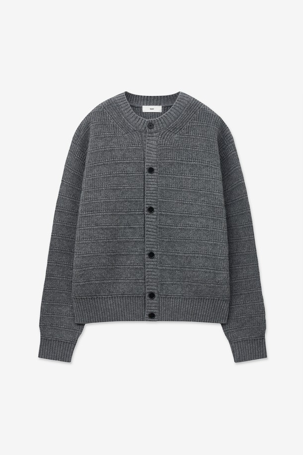 Chunky Wool Knit Cardigan (Grey) (청키 울 니트 가디건 (그레이), TNSW5F101G2)는 부드러운 촉감의 울 소재로 제작되어 가을과 겨울에 따뜻하게 착용할 수 있는 여성용 오버핏 크롭 기장의 가디건입니다. 라운드넥 디자인에 버튼 여밈 방식으로 편안하게 입고 벗을 수 있으며, 데이트룩과 모임룩, 캐주얼 및 미니멀 스타일 연출에 적합합니다. 청키한 니트 짜임으로 포근함을 더했으며, 긴 소매 기장으로 더욱 따뜻하고 스타일리시하게 연출 가능합니다. 베이직한 디자인과 그레이 컬러로 다양한 룩에 활용하기 좋은 아이템입니다.

