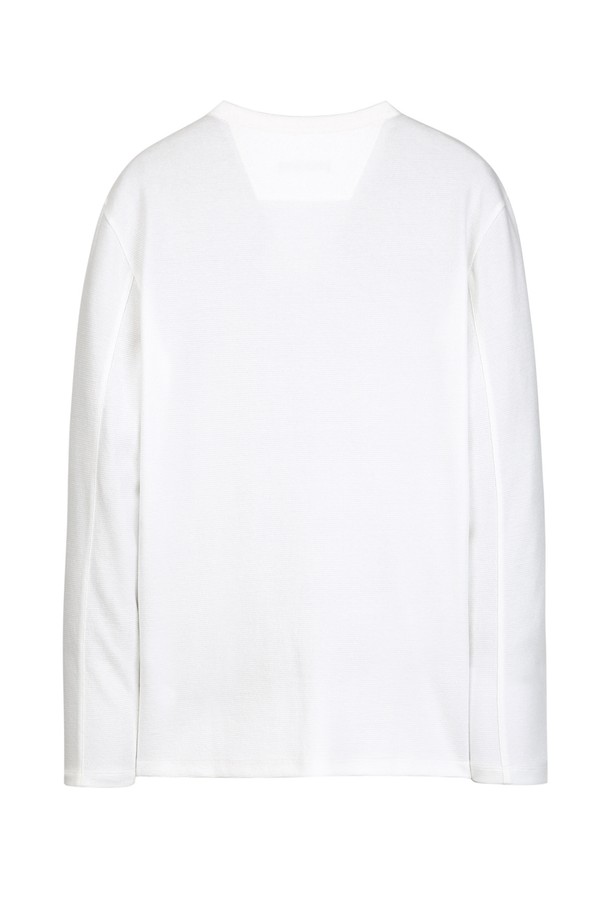 화이트 골지 베이직 라운드 티셔츠는 면 72%, 폴리에스터 26%, 폴리우레탄 2% 혼방 소재로 제작되어 부드러운 착용감을 선사합니다. 라운드넥 디자인과 베이직 핏, 긴 소매 기장으로 어떤 스타일에도 쉽게 매치할 수 있습니다. 골지 패턴이 은은한 포인트를 더하며, 봄, 여름 시즌 데이트룩, 카페룩 등 다양한 TPO에 활용하기 좋습니다. 캐주얼, 미니멀, 클래식 스타일을 즐겨 입는 분들께 추천하며, 중국에서 제조되었습니다.
