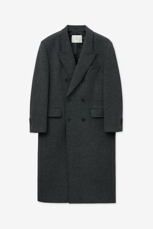 헤비 울 더블 브레스티드 코트 (트윌 그레이)는 남성 고객을 위한 아우터 코트입니다. 가을과 겨울에 어울리는 두꺼운 두께감의 롱 기장 더블 코트로, 클래식하고 미니멀한 스타일을 연출합니다. 뻣뻣한 촉감의 울 소재와 테일러드 칼라, 투 버튼 디테일이 특징이며, 오버핏으로 제작되었습니다. 오피스룩, 비즈니스 캐주얼, 모임룩 등 다양한 TPO에 시크하게 매치할 수 있습니다.
