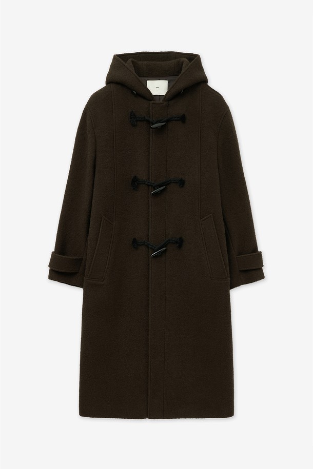 **울 부클 더플 코트 (브라운) TNCO5F104W2**는 여성용 아우터로, 가을과 겨울에 따뜻하게 착용하기 좋습니다. 부드러운 촉감의 울 소재로 제작되었으며, 클래식하고 베이직한 스타일을 연출합니다. 롱 기장에 하이넥과 후드가 디자인되어 보온성을 높였으며, 토글 여밈 방식으로 포인트를 더했습니다. 레귤러핏으로 제작되어 편안한 착용감을 선사하며, 출근룩과 모임룩, 미니멀, 캐주얼 스타일 모두 소화 가능합니다.
