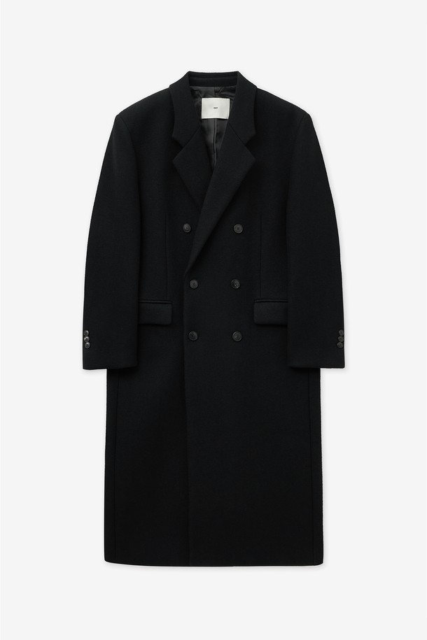 헤비 울 소재의 테일러드 더블 브레스트 코트 (블랙) TNCO5F102BK입니다. 가을과 겨울에 어울리는 남성용 롱 코트로, 클래식하고 미니멀한 스타일을 연출합니다. 100% 울 소재로 제작되어 두께감이 있으며, 더블 버튼 여밈과 테일러드 칼라가 특징입니다. 출근룩, 비즈니스 캐주얼, 모임룩 등 다양한 TPO에 활용 가능하며, 오버핏으로 시크한 분위기를 더합니다. 무지 디자인으로 어떤 스타일에도 쉽게 매치할 수 있습니다.

