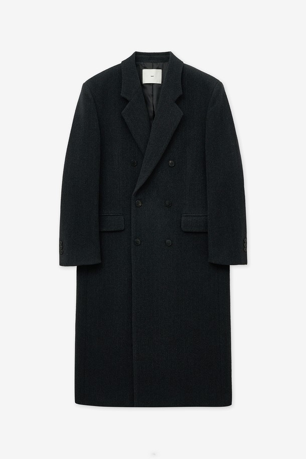 핀스트라이프 테일러드 더블브레스트 코트 (Gray) TNCO5F102G2는 가을과 겨울에 어울리는 여성용 아우터입니다. 클래식하고 미니멀한 스타일의 롱 기장 코트로, 부드러운 울 소재와 두꺼운 두께감으로 고급스러운 착용감을 선사합니다. 핀스트라이프 패턴과 테일러드 칼라, 더블브레스트 디자인이 특징이며, 오버핏으로 제작되어 편안하면서도 시크한 분위기를 연출합니다. 오피스룩, 출근룩, 모임룩 등 다양한 TPO에 활용 가능하며, 스타일리시한 룩을 완성해 줍니다.
