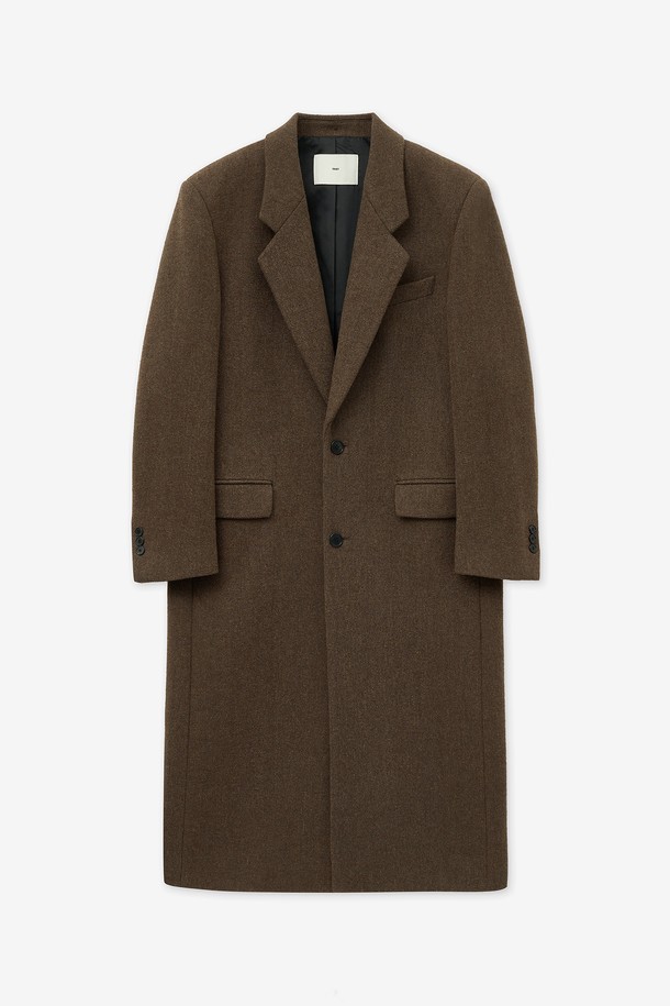 헤링본 패턴의 오버사이즈 싱글 코트(레드 브라운) TNCO5F103W2는 가을과 겨울, 당신의 스타일을 완성할 여성용 코트입니다. 울 소재와 두꺼운 두께감으로 따뜻함을 제공하며, 클래식하면서도 미니멀한 스타일을 연출합니다. 롱 기장의 오버핏 디자인은 시크한 무드를 더하며, 싱글 버튼 여밈 방식으로 간편하게 착용할 수 있습니다. 출근룩, 모임룩, 데이트룩 등 다양한 TPO에 활용하여 세련된 스타일을 완성해 보세요. 긴 소매와 헤링본 패턴이 돋보이는 이 코트는 당신의 옷장에 특별함을 더해줄 것입니다.
