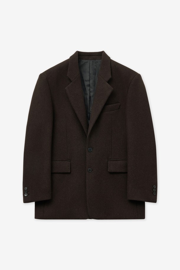 헤비 울 오버사이즈 블레이저(브라운) TNJA5F202W2는 가을, 겨울 시즌을 위한 여성 아우터입니다. 클래식과 오버사이즈 스타일을 결합하여 세련된 분위기를 연출하며, 울 소재로 제작되어 두껍고 따뜻합니다. 오피스룩, 출근룩, 겨울 데일리룩 등 다양한 TPO에 활용 가능하며, 미니멀하고 시크한 스타일을 완성합니다. 싱글 버튼 여밈과 오버핏 디자인으로 편안하면서도 멋스러운 실루엣을 선사합니다. 브라운 컬러의 무지 패턴으로 어떤 옷에도 쉽게 매치할 수 있습니다.
