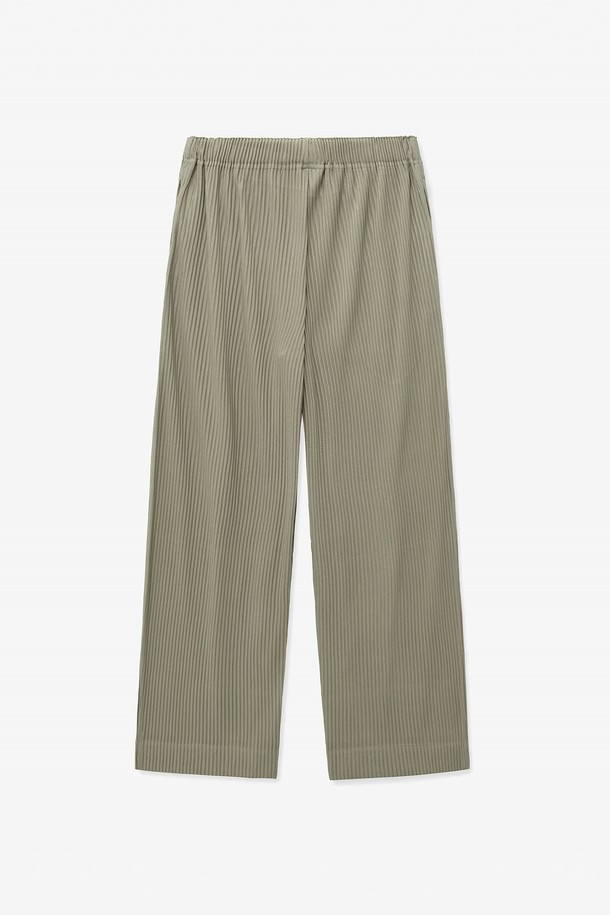 요요기 플리츠 와이드 핏 팬츠(베이지) TNPA5F111I2는 여성용 플리츠 팬츠입니다. 얇고 부드러운 폴리에스테르 소재로 제작되어 봄, 가을에 착용하기 좋습니다. 허리 밴딩 처리로 편안하게 착용 가능하며, 와이드 핏과 롱 기장으로 다리가 길어 보이는 효과를 줍니다. 미니멀하고 베이직한 디자인으로 출근룩, 모임룩 등 다양한 TPO에 활용 가능하며, 미니멀, 클래식, 캐주얼 스타일 모두 소화할 수 있습니다. 플리츠 디테일이 더해져 은은한 포인트를 주는 베이지 컬러의 무지 팬츠입니다.
