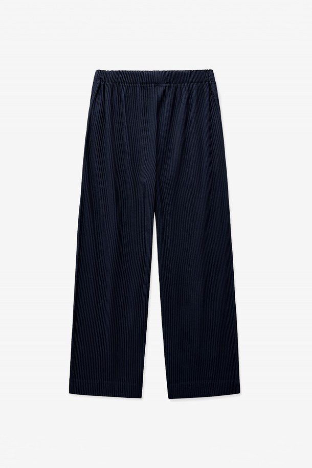 요요기 플리츠 와이드 핏 팬츠(네이비) TNPA5F111N2는 미니멀하고 베이직한 스타일을 추구하는 남성 고객을 위한 와이드 팬츠입니다. 봄, 가을에 적합한 얇은 두께의 폴리에스테르 소재로 제작되어 부드러운 촉감을 선사하며, 루즈핏으로 편안한 착용감을 제공합니다. 플리츠 디테일이 돋보이며, 밴딩 처리로 활동성을 높였습니다. 출근룩, 비즈니스 캐주얼, 데이트룩 등 다양한 TPO에 활용 가능하며, 미니멀, 클래식, 캐주얼 스타일을 모두 소화할 수 있습니다.
