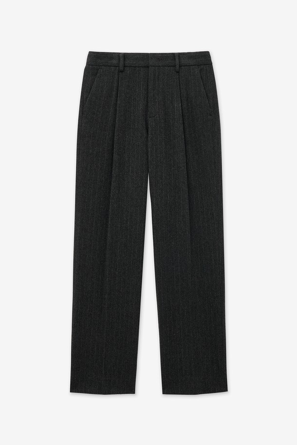 Pin-stripe Wool Straight fit Pants (Grey) TNPA5F201G2는 남성용 바지로, 가을과 겨울에 착용하기 적합합니다. 클래식하면서도 미니멀한 스타일을 연출하며, 출근룩, 오피스룩, 비즈니스 캐주얼에 잘 어울립니다. 핀스트라이프 패턴의 울 소재로 제작되어 두께감 있는 뻣뻣한 촉감을 선사하며, 스트레이트 핏으로 떨어지는 디자인입니다. 긴 기장의 그레이 컬러 바지로, 다양한 상의와 매치하여 세련된 스타일을 완성할 수 있습니다.
