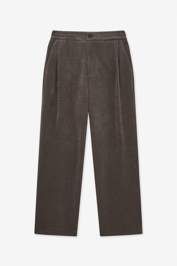 토프 베이지 컬러의 벨벳 니트 밴딩 팬츠입니다. 부드러운 벨벳과 니트 소재로 제작되어 가을, 겨울에 따뜻하게 입을 수 있습니다. 와이드핏 실루엣에 루즈핏으로 편안한 착용감을 선사하며, 밴딩 허리 디테일로 활동성을 더했습니다. 집콕룩, 겨울 데일리룩, 산책룩 등 다양한 TPO에 활용 가능하며, 캐주얼, 미니멀 스타일을 즐기는 분들께 추천합니다. 두꺼운 두께감으로 보온성을 높였습니다.
